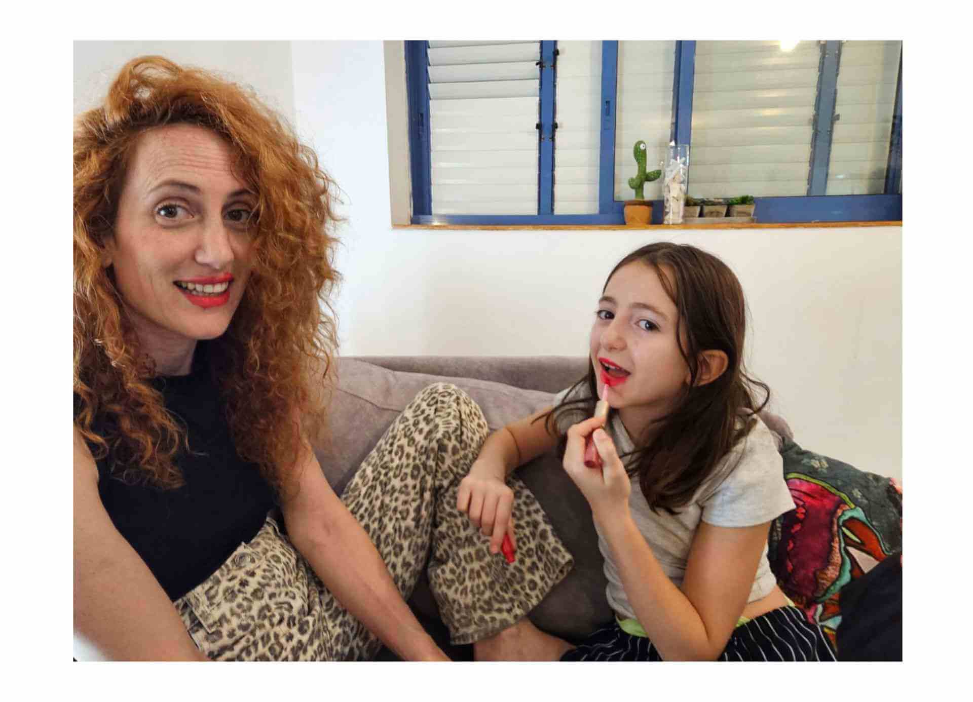 אמא ובת מבעד לעדשה - מעיין נטעלי סמולר